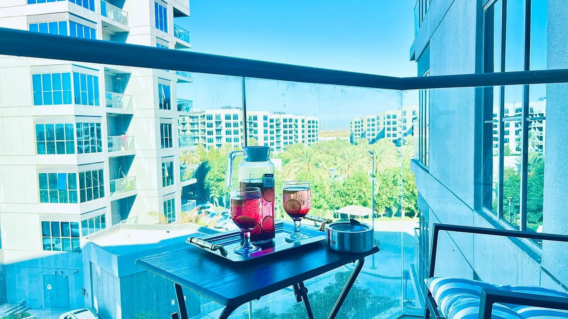 Spacious One Bedroom Apartment , Balcony, Pool & Garden View By Trueurbanbb Dubai