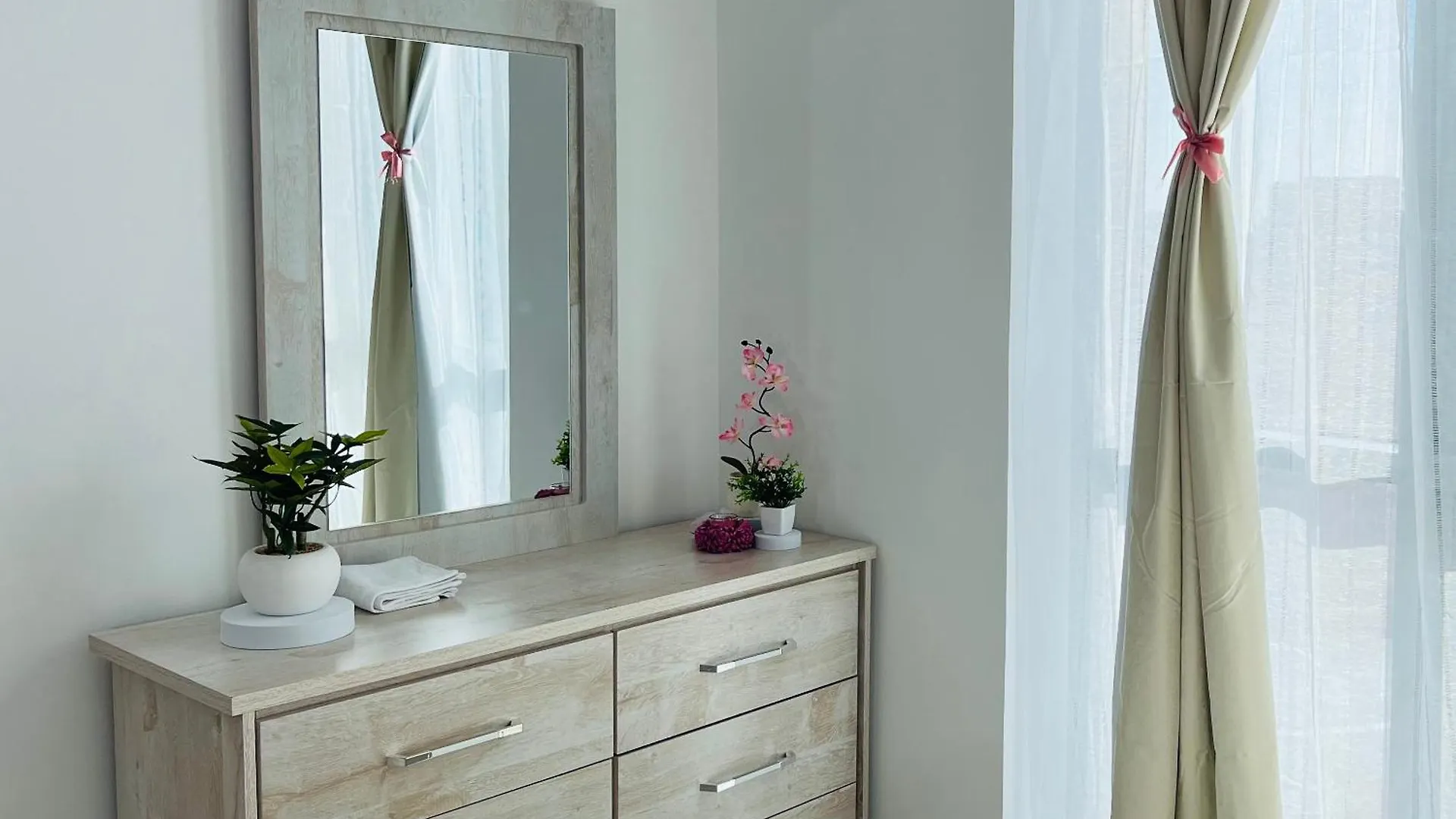 Spacious One Bedroom Apartment , Balcony, Pool & Garden View By Trueurbanbb Dubai United Arab Emirates
