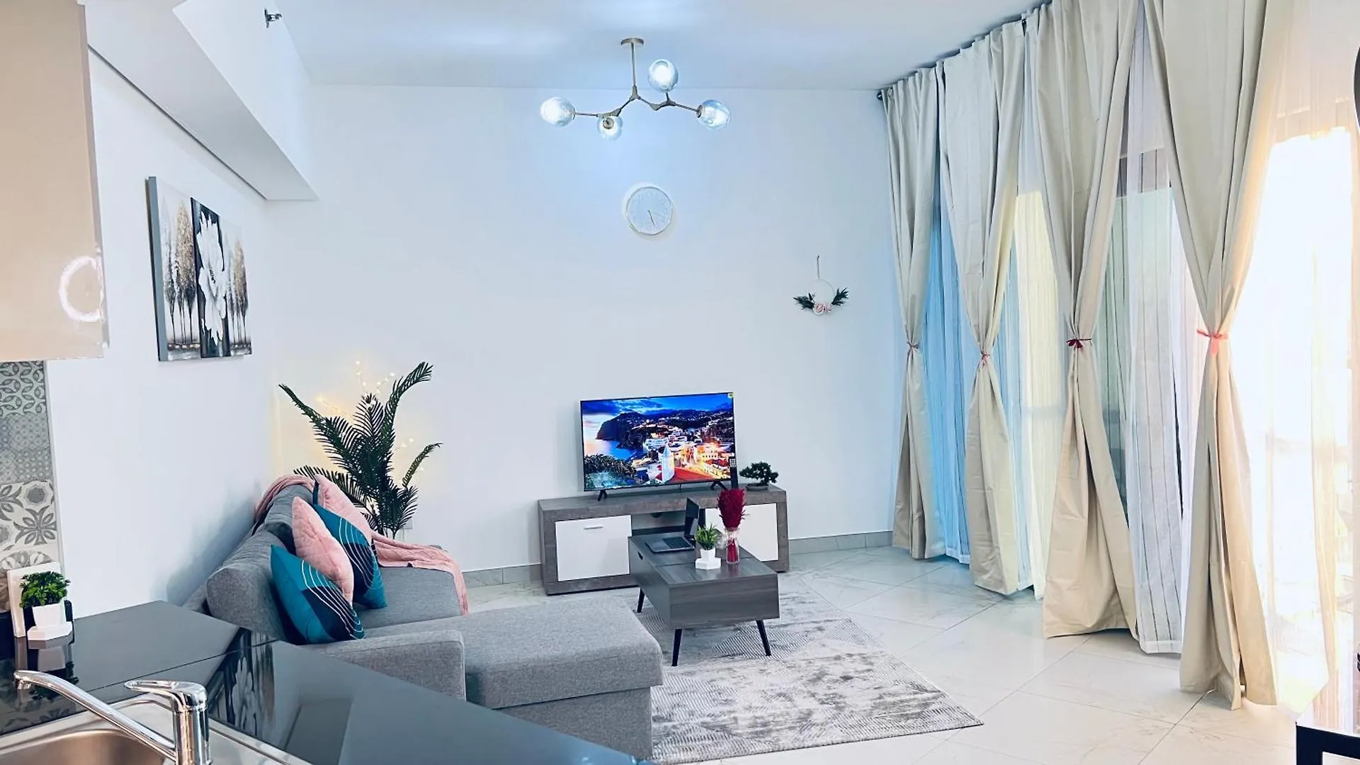 Spacious One Bedroom Apartment , Balcony, Pool & Garden View By Trueurbanbb Dubai