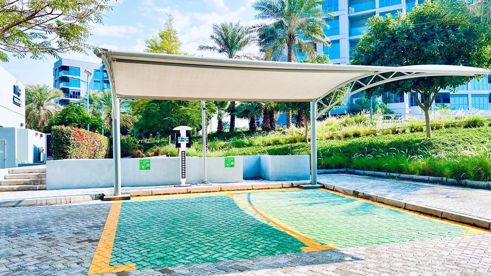 Spacious One Bedroom Apartment , Balcony, Pool & Garden View By Trueurbanbb Dubai
