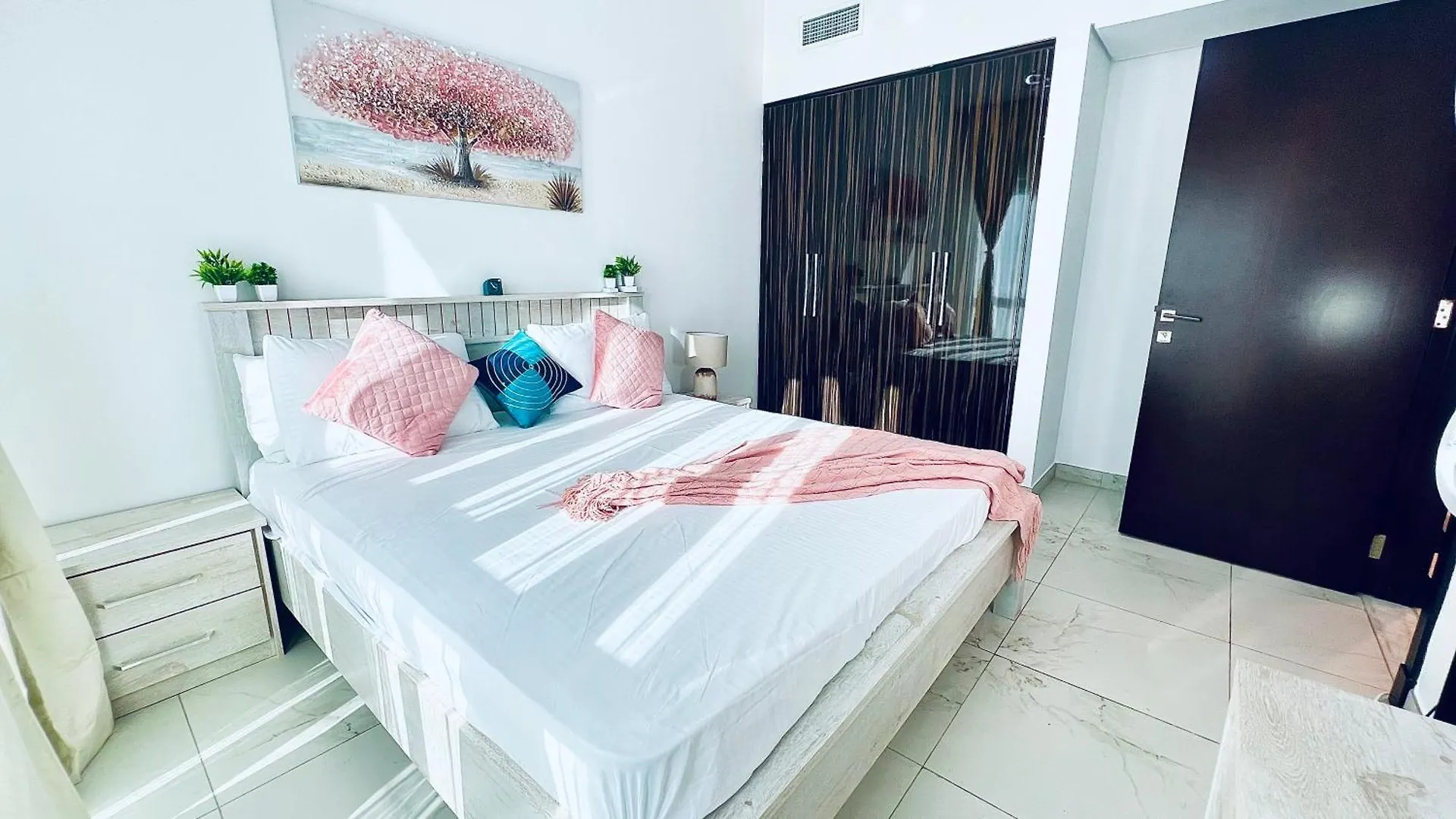 Spacious One Bedroom Apartment , Balcony, Pool & Garden View By Trueurbanbb Dubai United Arab Emirates